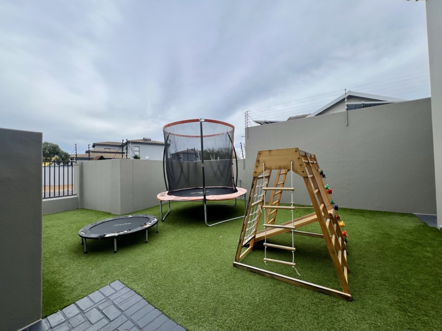 5 Bedroom Property for Sale in Parklands North Western Cape